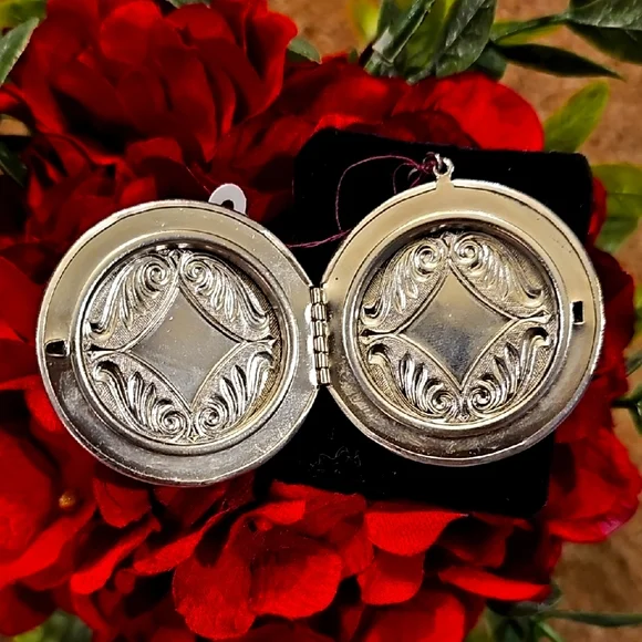 Elegant Silver Locket Pendant - Picture 4 of 7